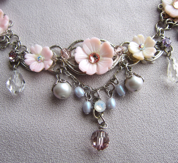 桜色のネックレスとイヤリング 4枚目の画像