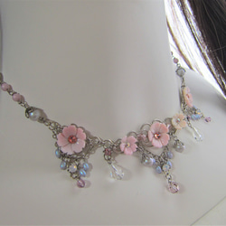 桜色のネックレスとイヤリング 3枚目の画像