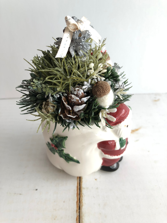 サンタさんのクリスマスツリーアレンジポット フェイクグリーン&アーティフィシャルフラワーの置物 2枚目の画像