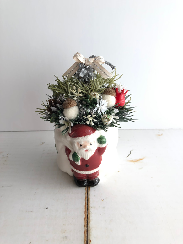 サンタさんのクリスマスツリーアレンジポット フェイクグリーン&アーティフィシャルフラワーの置物 1枚目の画像