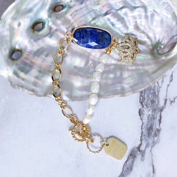 オーバル型ラピスラズリブレスレット　2段階長さ調節可　蓮を添えて　ゴールド 2枚目の画像