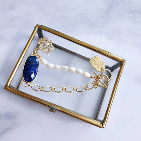 オーバル型ラピスラズリブレスレット　2段階長さ調節可　蓮を添えて　ゴールド 3枚目の画像