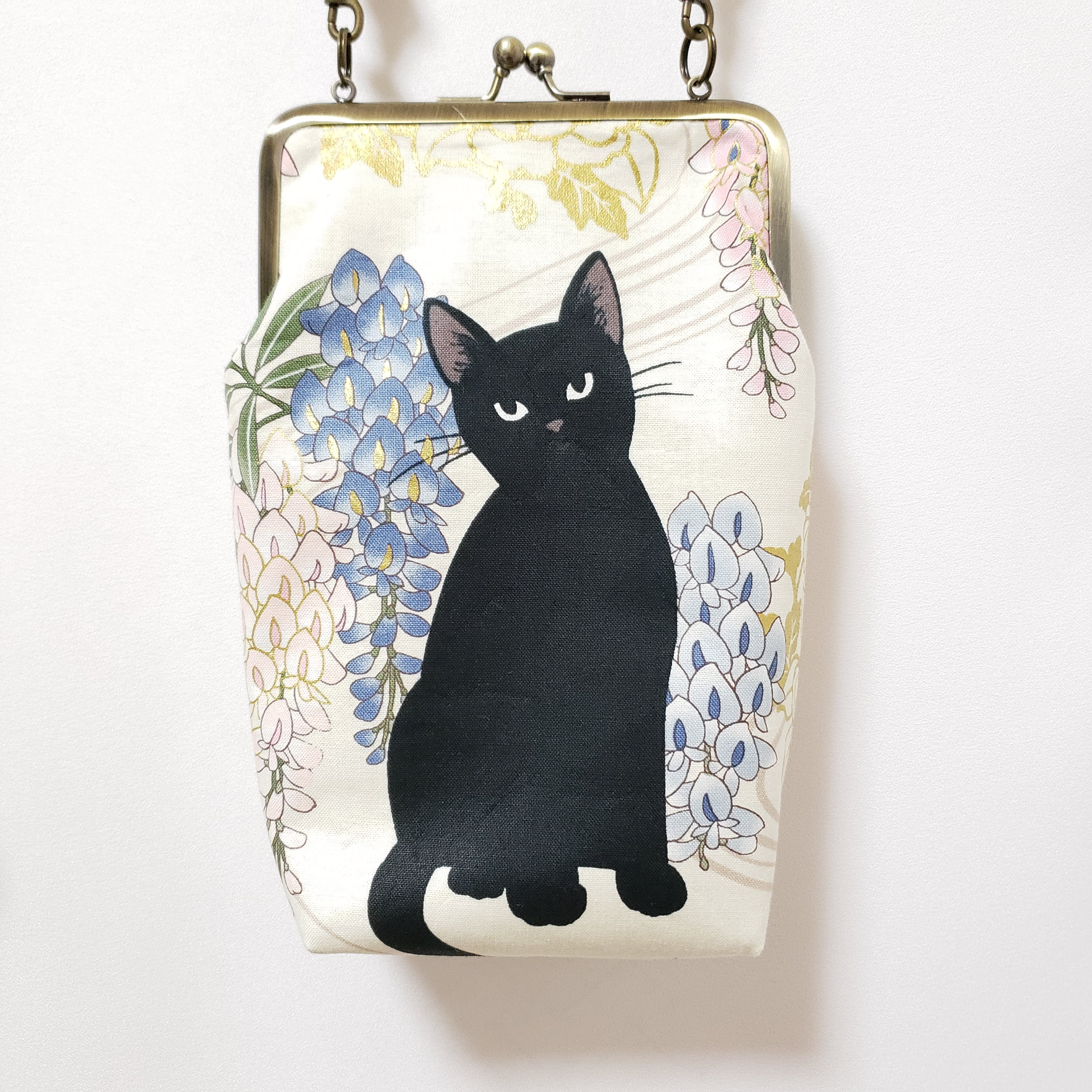 送料無料 黒猫と藤の花 クリーム色 スマホショルダー がま口 バッグ
