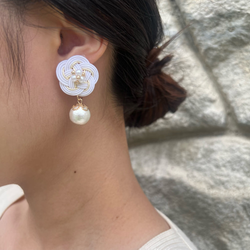 水引ピアス(イヤリング)　梅結びとコットンパール　ハンドメイド　水引アクセサリー 水引ピアス(イヤリング) 梅結びとコットンパール ハンドメイド