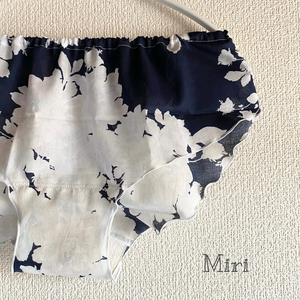 深ばき立体パンツ　ふんどしパンツ　リラックスショーツ　濃紺×白花柄 2枚目の画像