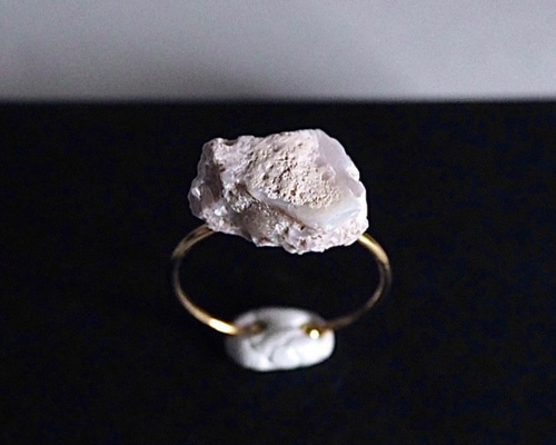 母岩の隙間に光り輝くオパール原石100ct/鉱物標本 15%off！母岩の隙間に光り輝くオパール原石100ct/鉱物標本