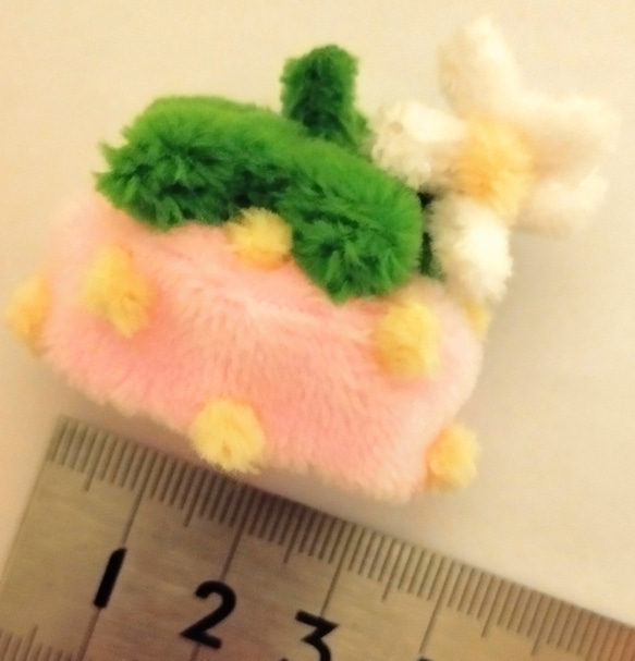 小さいふわふわイチゴの帽子 幅約４センチ 小動物 ドール フィギュア ミニチュア 3枚目の画像