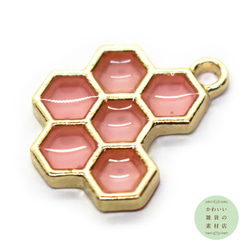 半透明のハニーピンクの蜂の巣（ハニカム）のレジン入り合金チャーム（ゴールド）2個セット #C-0187 2枚目の画像