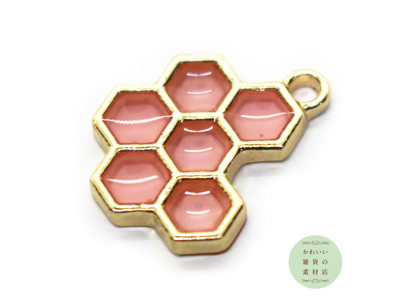 半透明のハニーピンクの蜂の巣（ハニカム）のレジン入り合金チャーム（ゴールド）2個セット #C-0187 2枚目の画像