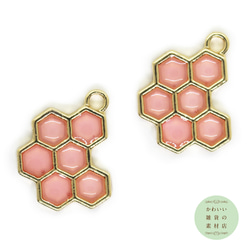 半透明のハニーピンクの蜂の巣（ハニカム）のレジン入り合金チャーム（ゴールド）2個セット #C-0187 1枚目の画像