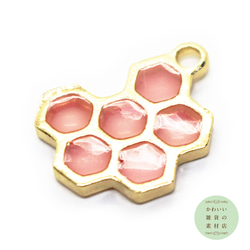 半透明のハニーピンクの蜂の巣（ハニカム）のレジン入り合金チャーム（ゴールド）2個セット #C-0187 3枚目の画像