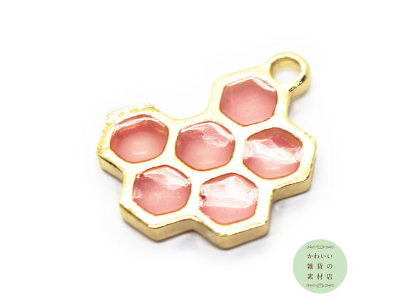半透明のハニーピンクの蜂の巣（ハニカム）のレジン入り合金チャーム（ゴールド）2個セット #C-0187 3枚目の画像