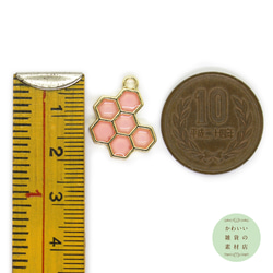 半透明のハニーピンクの蜂の巣（ハニカム）のレジン入り合金チャーム（ゴールド）2個セット #C-0187 4枚目の画像