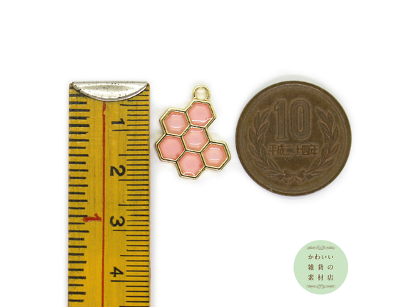 半透明のハニーピンクの蜂の巣（ハニカム）のレジン入り合金チャーム（ゴールド）2個セット #C-0187 4枚目の画像