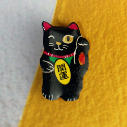 招き猫ブローチ　黒猫1(縁起物ついたて付き) 2枚目の画像