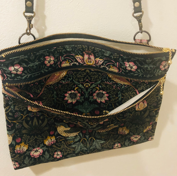 ダブルファスナーポシェット　いちご泥棒黒 3枚目の画像