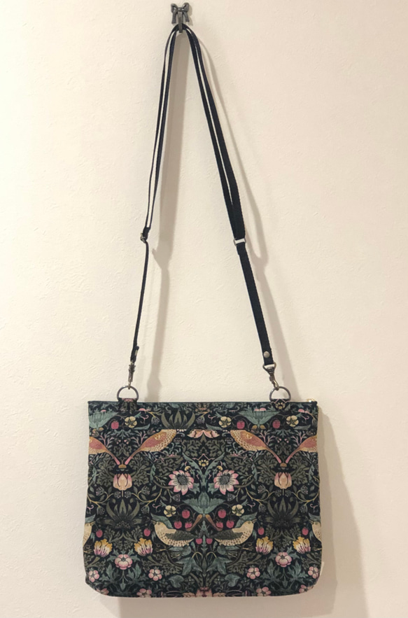 ダブルファスナーポシェット　いちご泥棒黒 2枚目の画像