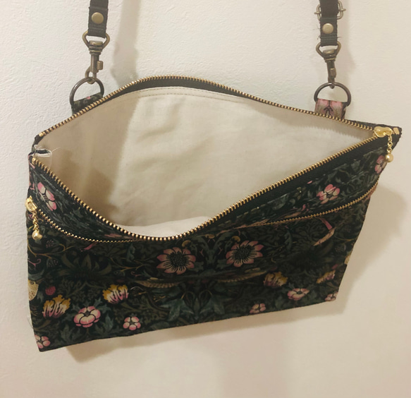 ダブルファスナーポシェット　いちご泥棒黒 4枚目の画像