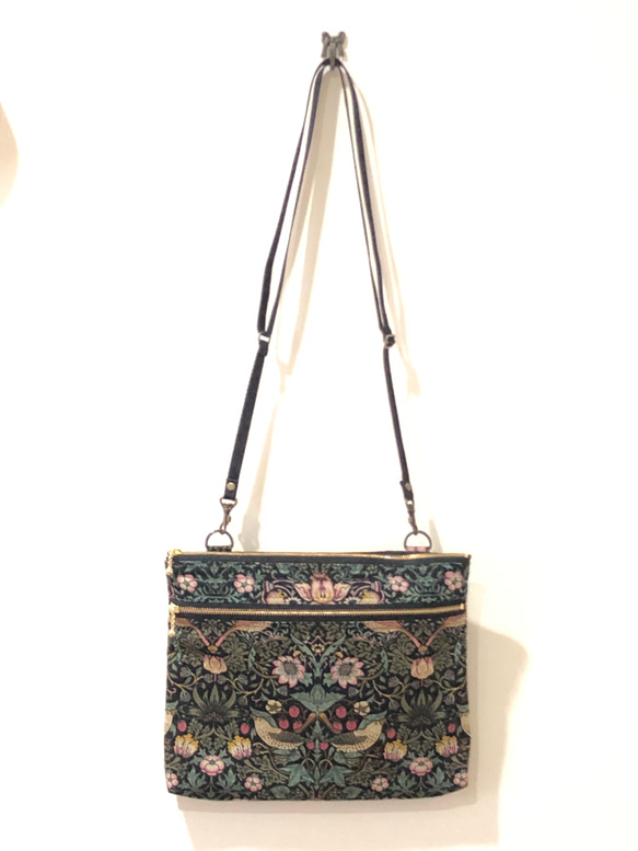 ダブルファスナーポシェット　いちご泥棒黒 1枚目の画像