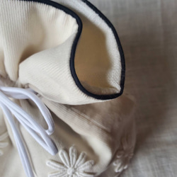 《秋冬の装い》ホワイトコーデュロイのフワラーバッグ 4枚目の画像
