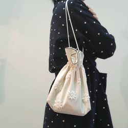 《秋冬の装い》ホワイトコーデュロイのフワラーバッグ 10枚目の画像
