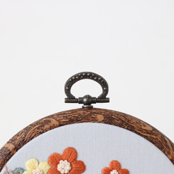 シャム猫とお庭の花　手刺繍パネル　［受注制作］ 4枚目の画像