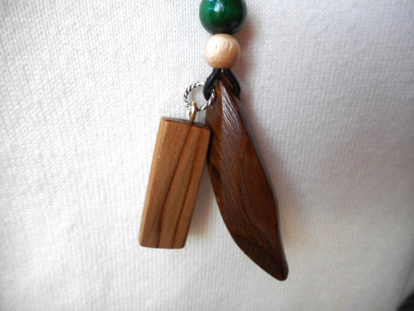木のネックレス　２種の杉　神代杉と屋久杉 3枚目の画像