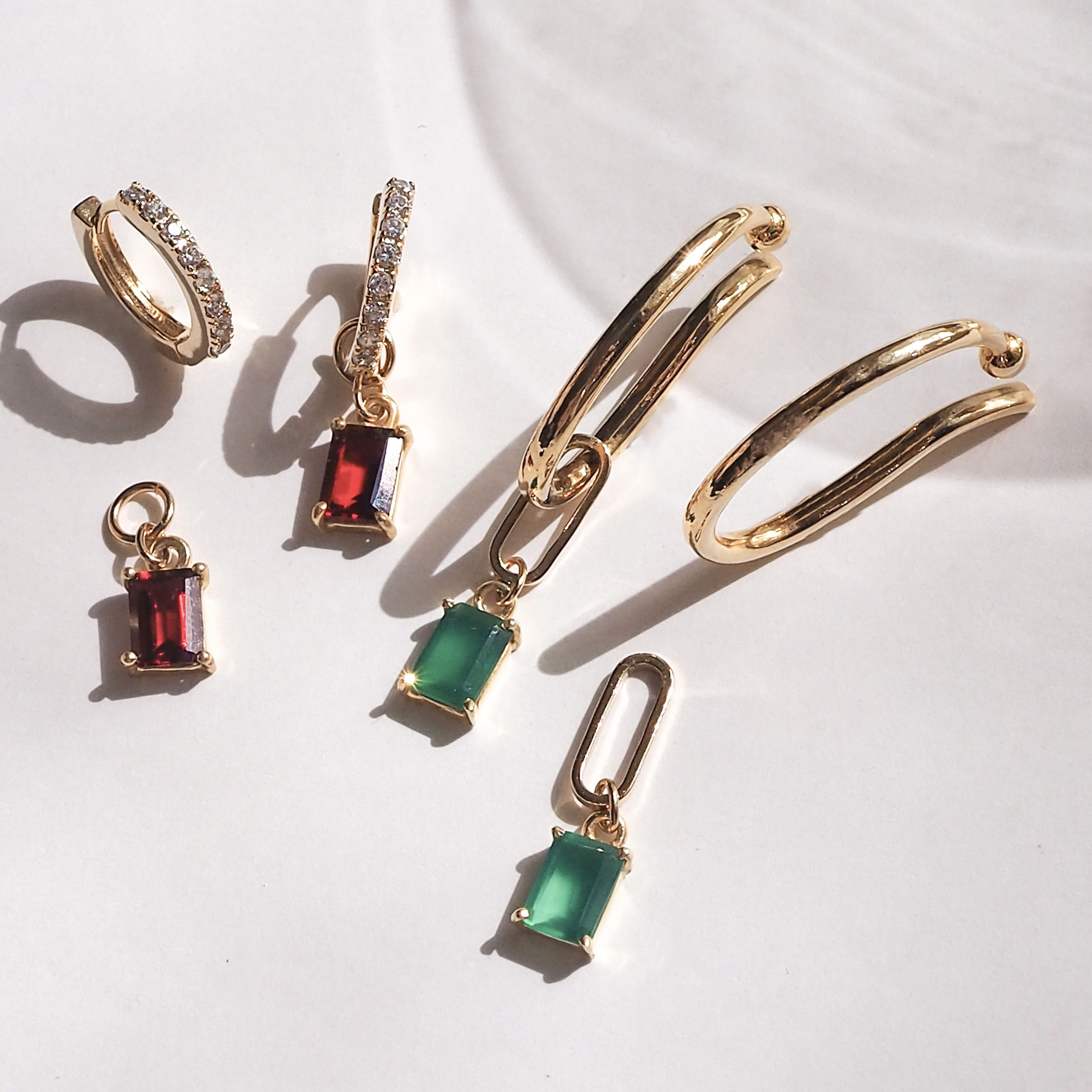 ［両耳］イヤーカフ&天然石チャームセット　グリーンオニキス　ガーネット 4,617円