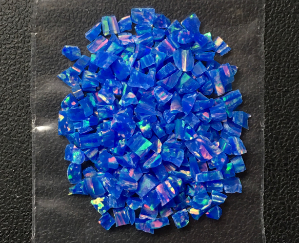 《人工オパール》(ネオンオパール) 原石 ブルー/オレンジ斑 3.4g ⑧ (樹脂含侵) 1枚目の画像