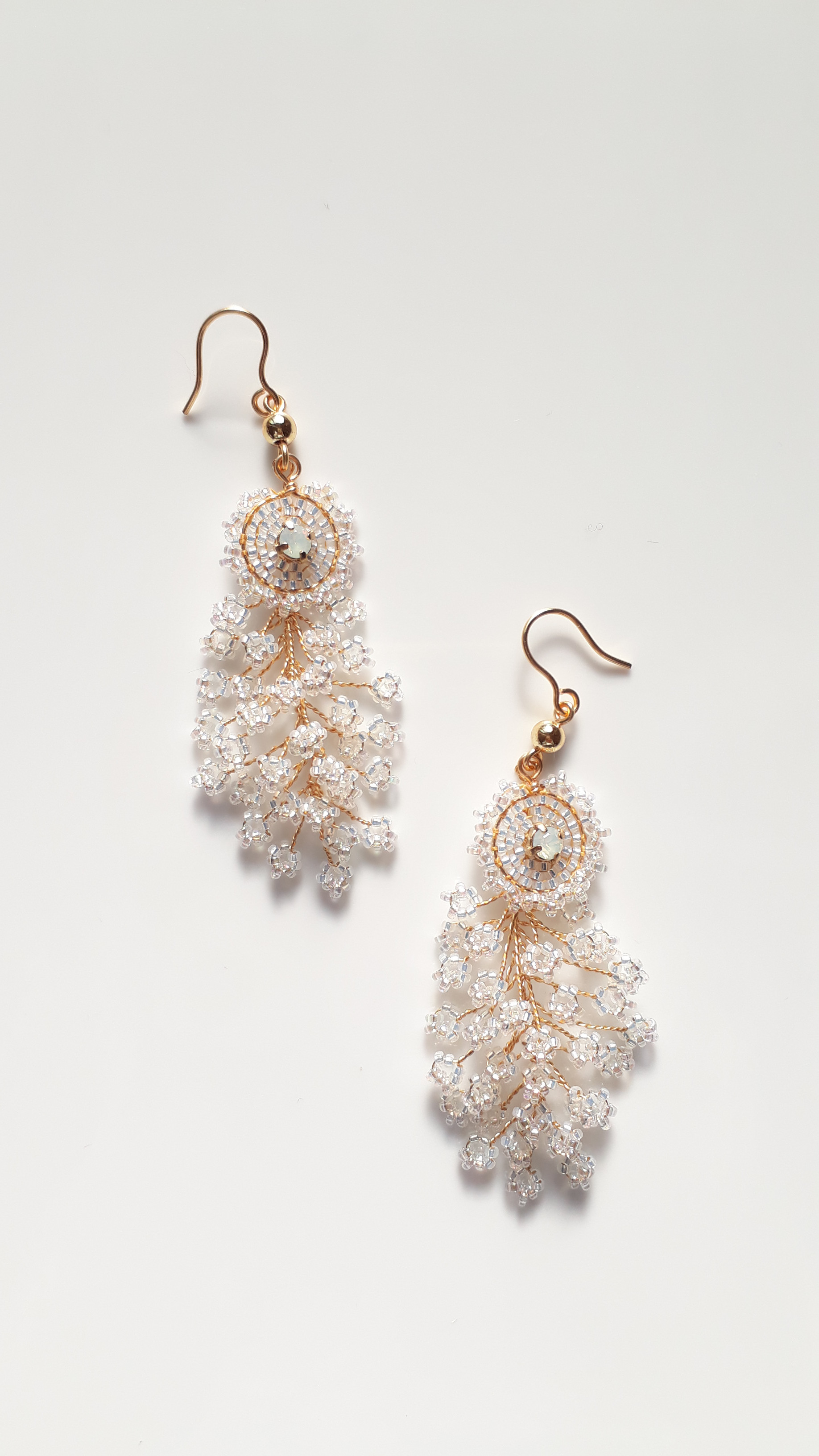 ホワイトのビーズのイヤリングアクセサリー / 7.50cm