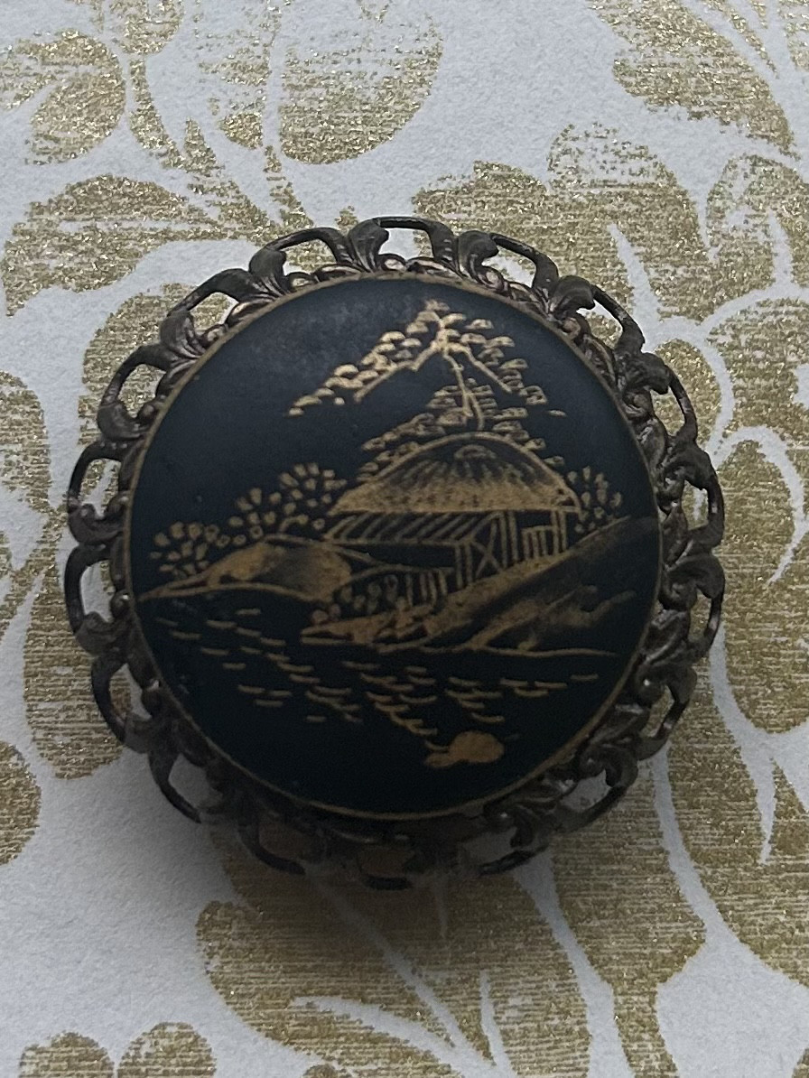 アンティーク薩摩ボタンの幽玄な漆黒の帯留め「湖水景観」