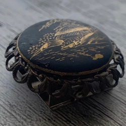 アンティーク薩摩ボタンの幽玄な漆黒の帯留め「湖水景観」 2枚目の画像