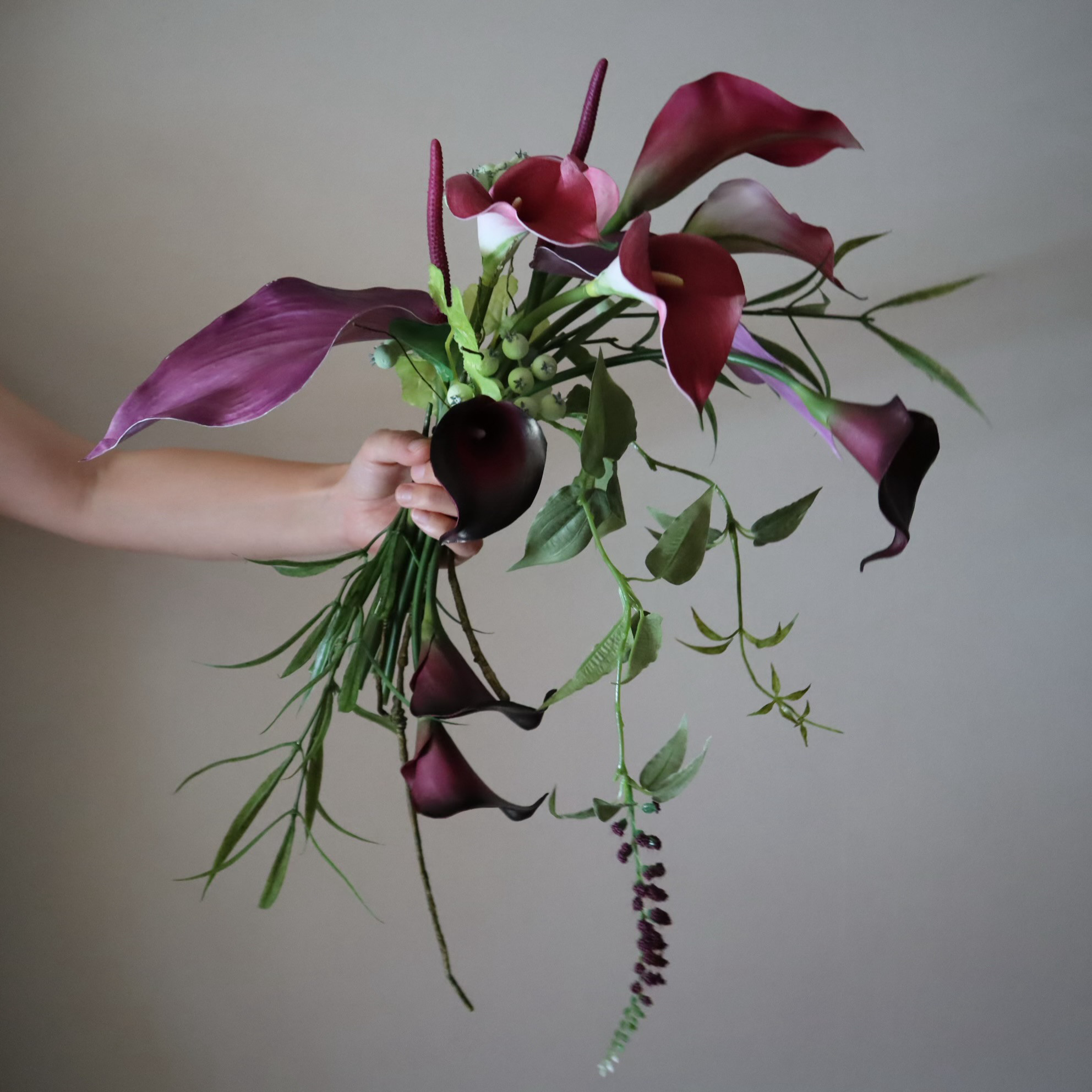 アンスリウムやカラーリリィ+爽やかな実物の流れるデザインが美しいクレッセントブーケ