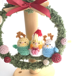 【受注制作】インコが寄り添うクリスマスリース 2枚目の画像