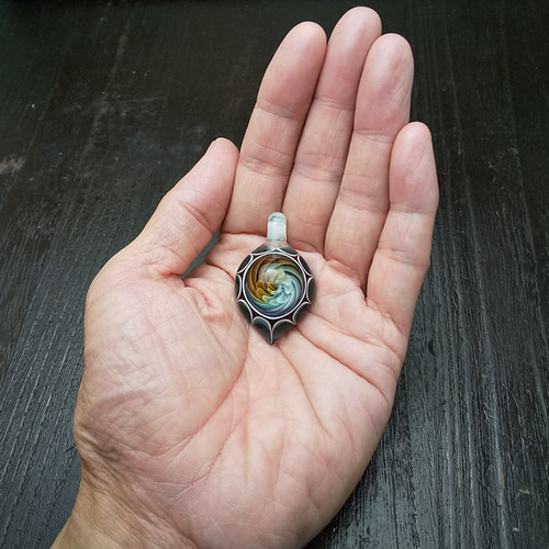 ガラス] 宇宙 花 幻想的 ガラスペンダント ガラス細工