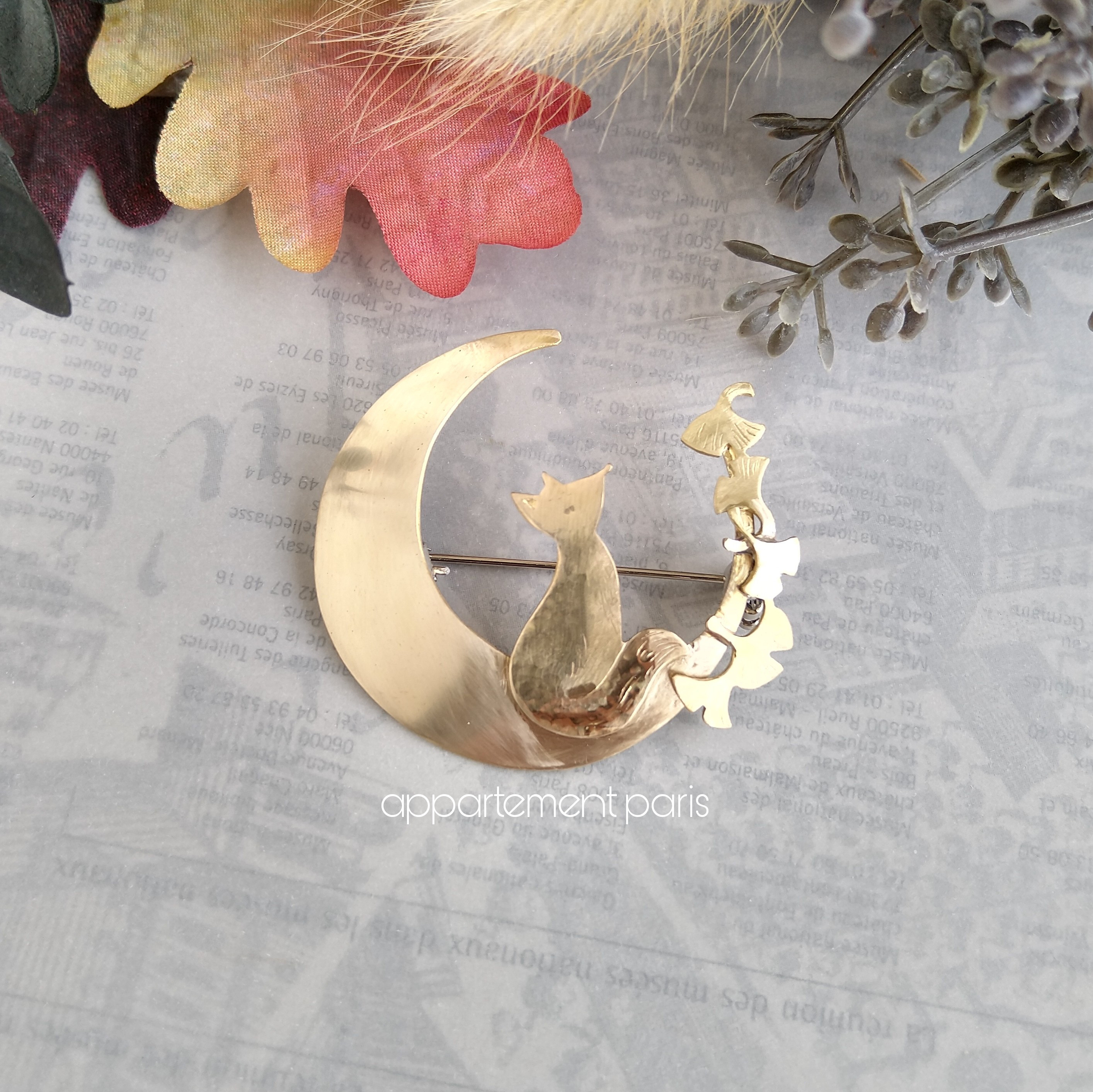 真鍮三日月夜のキツネブローチ