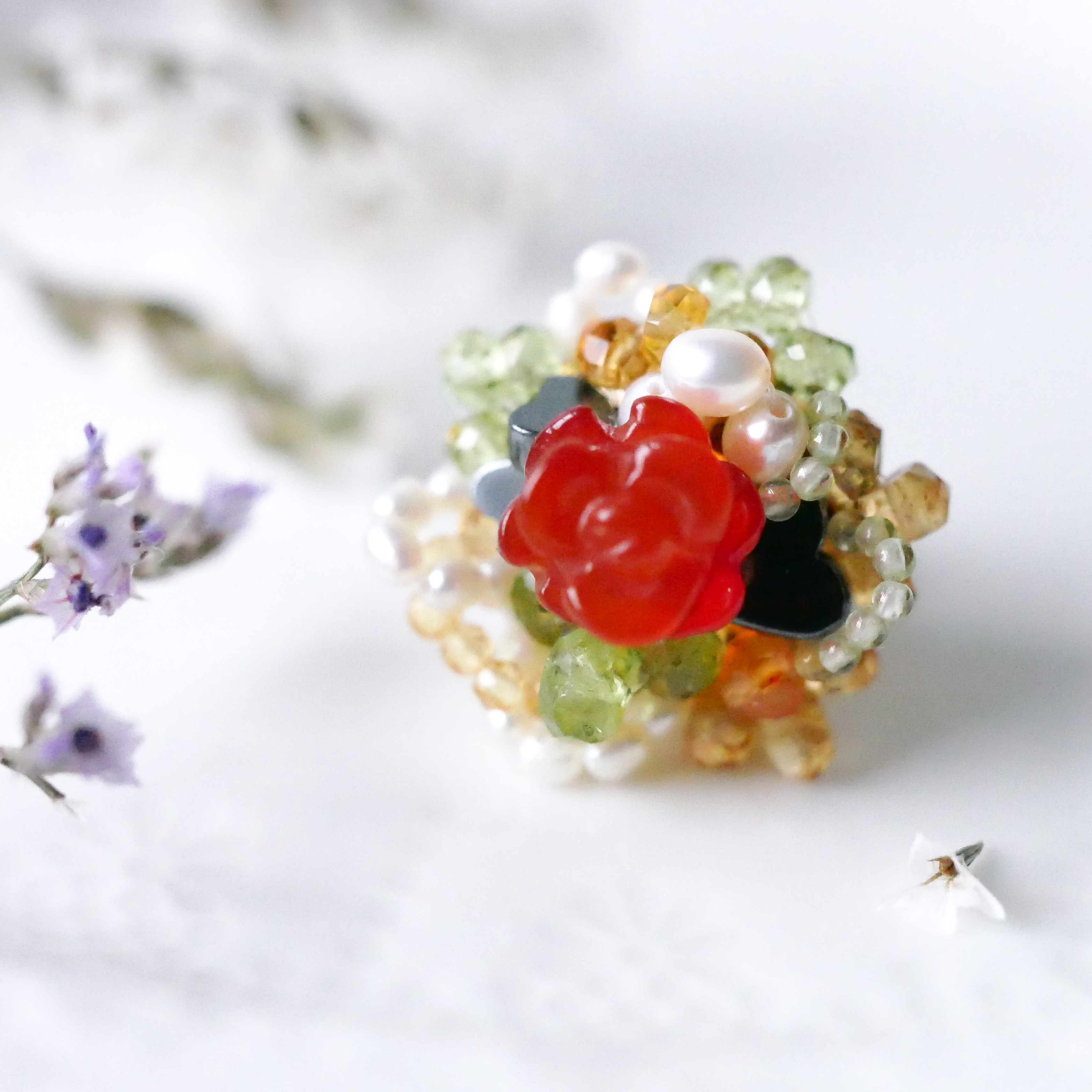 【ちいさな花束ブローチ】1点もの・カーネリアン・ヘマタイト・ペリドット・シトリン・淡水真珠　ブローチ