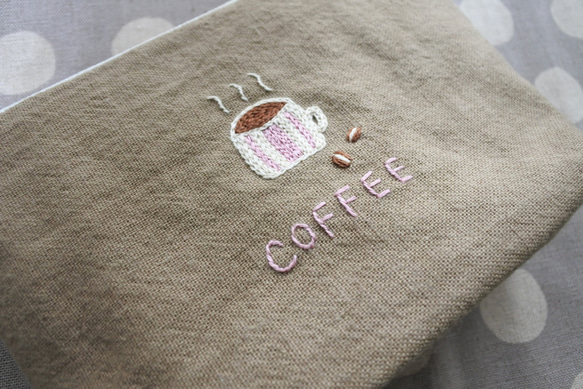 コーヒーと豆　刺繍　ファスナーポーチ　カフェオレ色 3枚目の画像