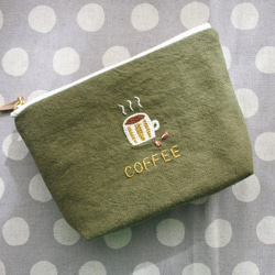 コーヒーと豆　刺繍　ファスナーポーチ　オリーブ色 1枚目の画像