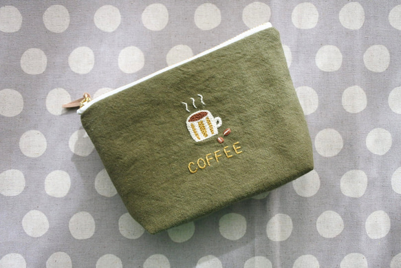 コーヒーと豆　刺繍　ファスナーポーチ　オリーブ色 1枚目の画像