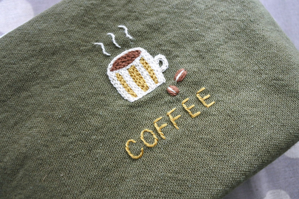 コーヒーと豆　刺繍　ファスナーポーチ　オリーブ色 2枚目の画像