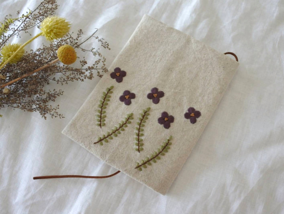 可憐な花　刺繍　文庫本　ブックカバー　ナチュラル 6枚目の画像