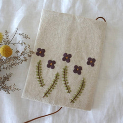 可憐な花　刺繍　文庫本　ブックカバー　ナチュラル 1枚目の画像