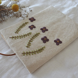 可憐な花　刺繍　文庫本　ブックカバー　ナチュラル 5枚目の画像