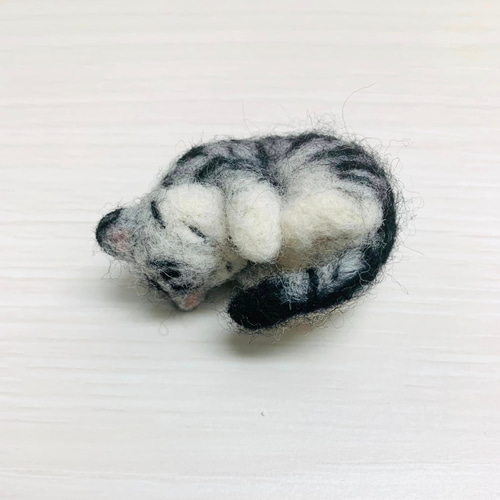 小さく丸まって寝ているネコ 羊毛フェルト サバトラ 猫 手の平