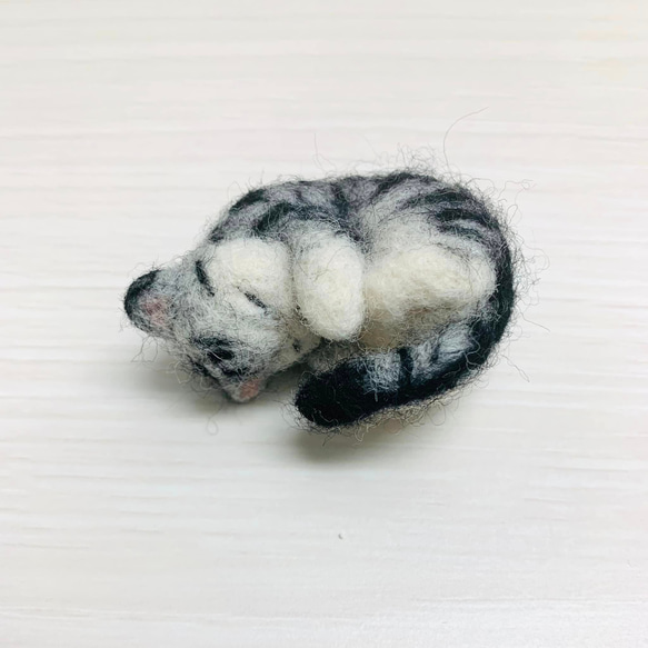 小さく丸まって寝ているネコ　羊毛フェルト　サバトラ 猫　手の平サイズ 　 1枚目の画像