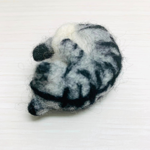 小さく丸まって寝ているネコ 羊毛フェルト サバトラ 猫 手の平