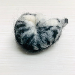 小さく丸まって寝ているネコ　羊毛フェルト　サバトラ 猫　手の平サイズ 　 5枚目の画像