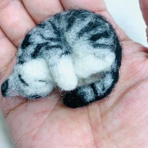 小さく丸まって寝ているネコ　羊毛フェルト　サバトラ 猫　手の平サイズ 　 2枚目の画像