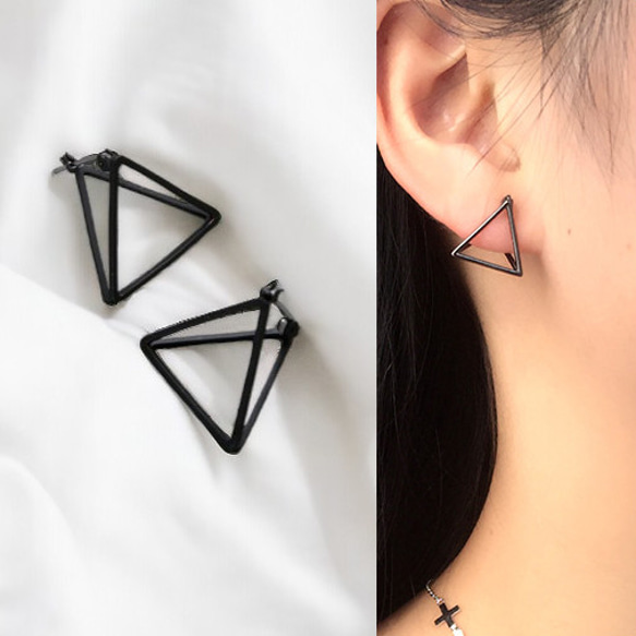 フーブピアス レディース 金属アレルギー対応 ブラック 三角 トライアングル 透かし 立体 両耳用 仕事 プレゼント 1枚目の画像